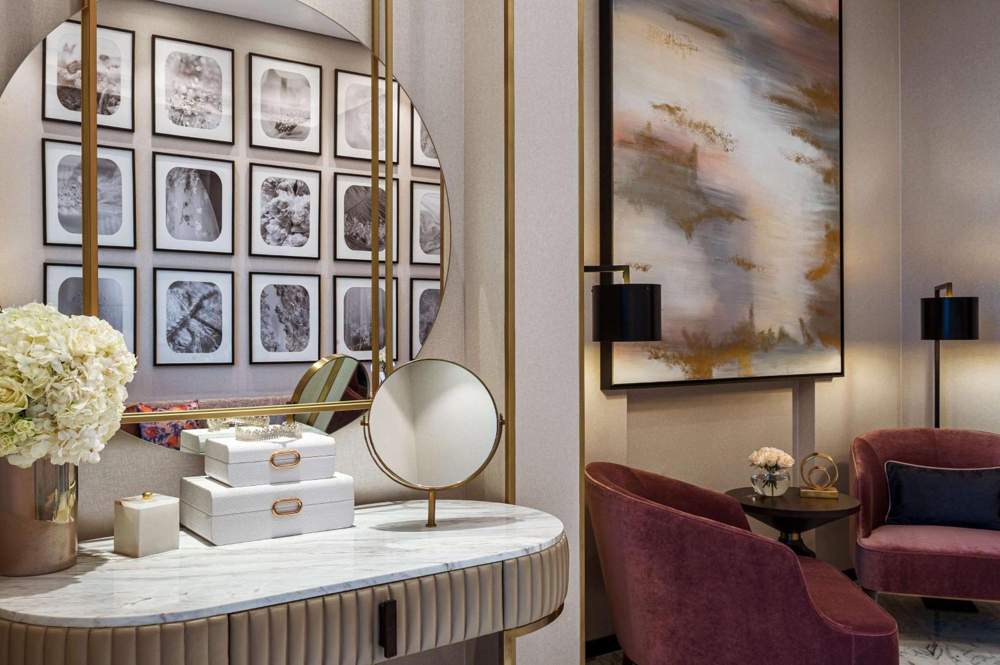 Waldorf Astoria Kuwait Otel Kuveyt Dış mekan fotoğraf The interior of a suite at The Carlyle