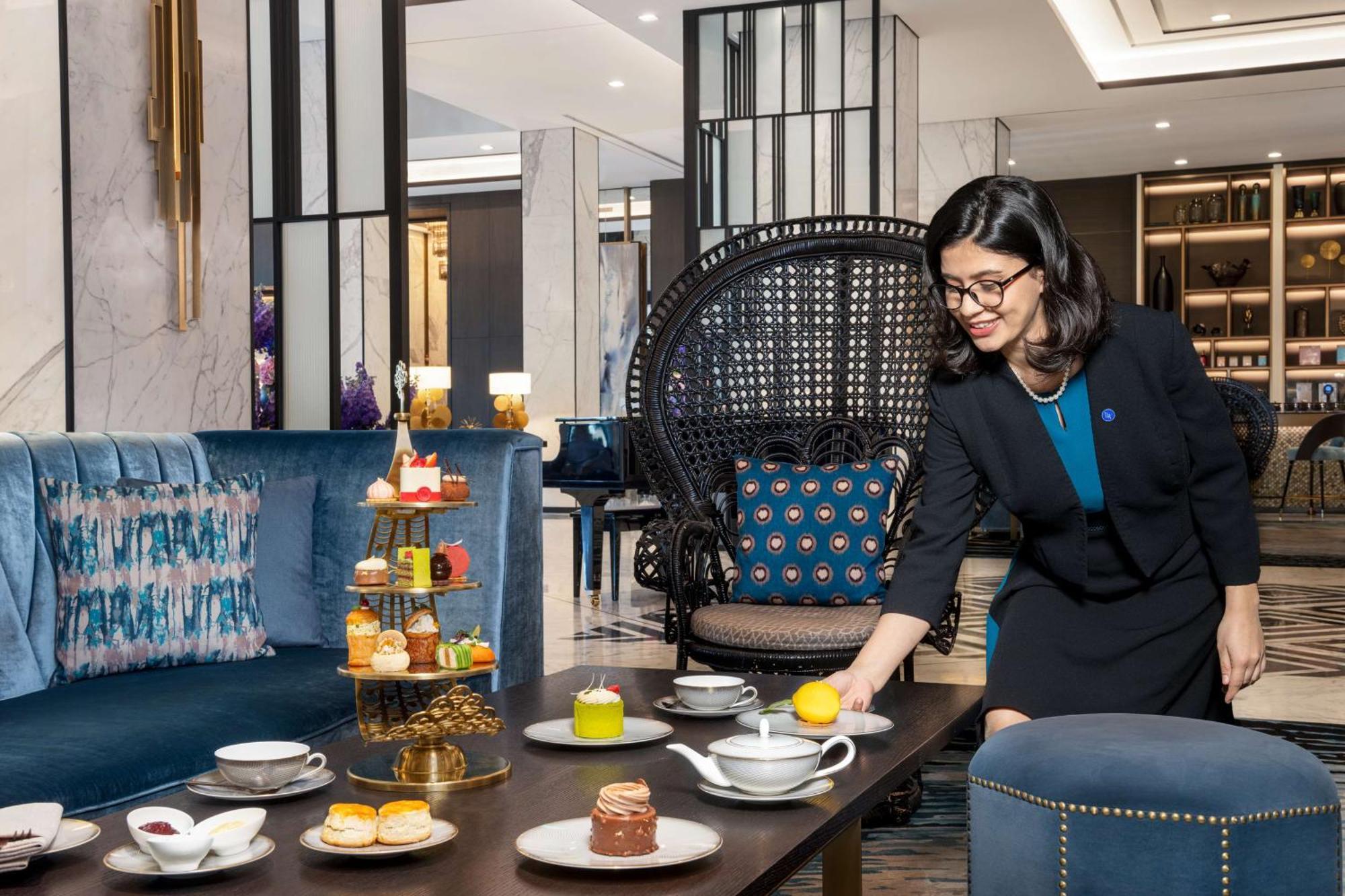 Waldorf Astoria Kuwait Otel Kuveyt Dış mekan fotoğraf A butler at work