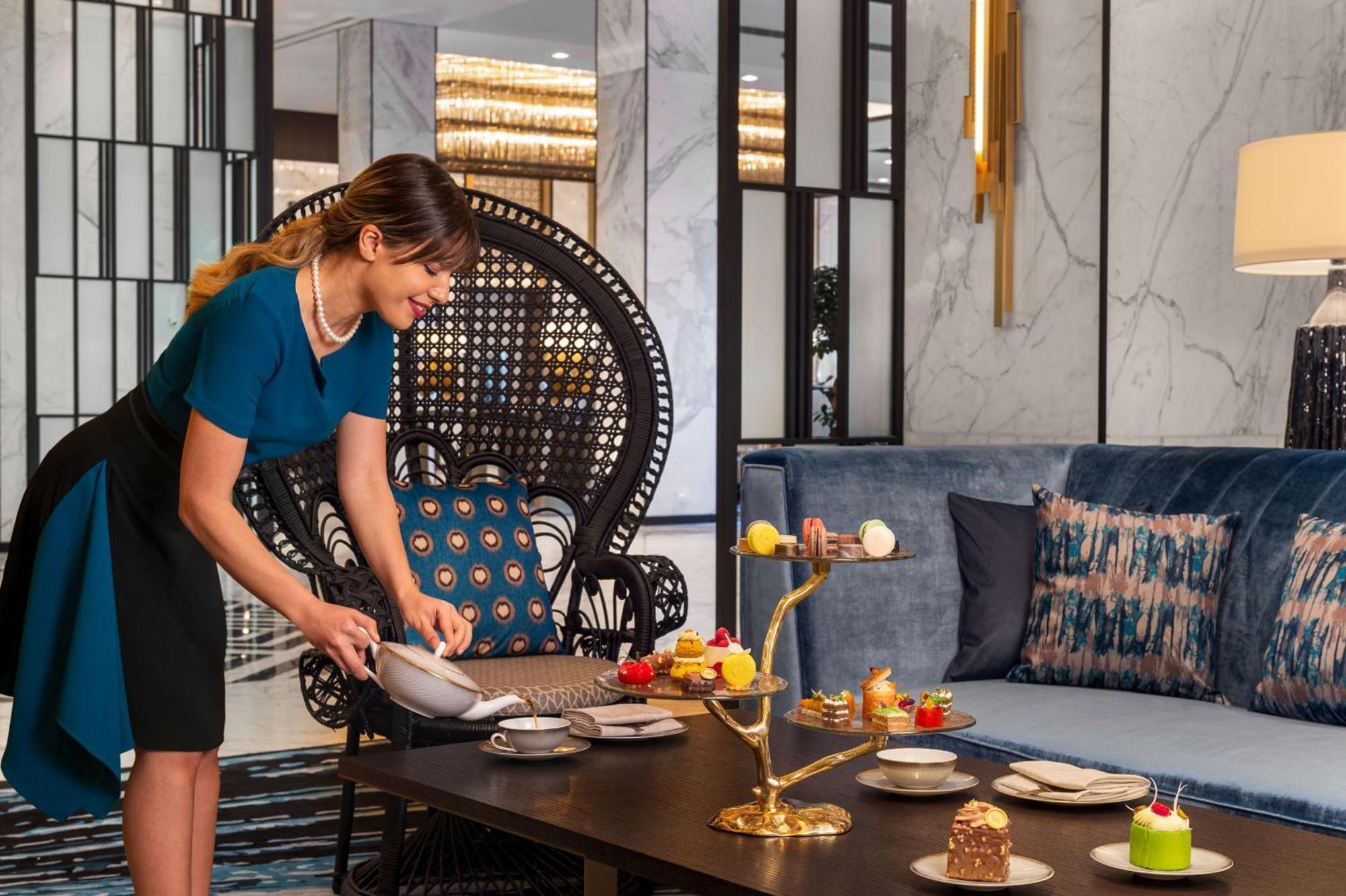 Waldorf Astoria Kuwait Otel Kuveyt Dış mekan fotoğraf A hotel staff setting up a table